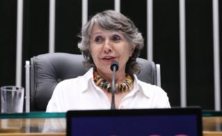 Homenagem à Lei nº 10.436, que trata da Língua Brasileira de Sinais.