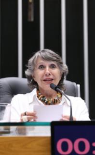 Homenagem à Lei nº 10.436, que trata da Língua Brasileira de Sinais.