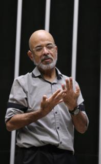 Homenagem à Lei nº 10.436, que trata da Língua Brasileira de Sinais. Diretor do Grupo do Núcleo de Surdos, Carlos Augusto Ferreira Meneses