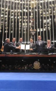 Promulgação da Emenda Constitucional nº 139/2026, que reconhece os Tribunais de Contas como órgãos permanentes e essenciais ao controle externo da administração pública.