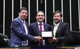 Sessão Solene - Homenagem aos 200 anos da Câmara dos Deputados. Dep. Altineu Côrtes (PL - RJ). Presidente da Câmara dos Deputados, Hugo Motta (REPUBLICANOS - PB). Ex-presidente da Câmara dos Deputados, Rodrigo Maia.