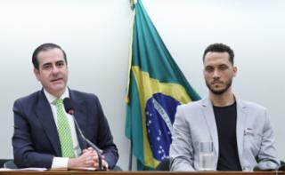 Homenagem in memoriam às vítimas do acidente aéreo da Associação Chapecoense de Futebol e em celebração à vida e superação dos sobreviventes brasileiros, no marco de dez anos da tragédia. Dep. Carlos Chiodini (MDB - SC) e Ex-jogador de futebol e sobrevivente dp acidente aéreo da Associação Chapecoense de Futebol, Neto Zampier