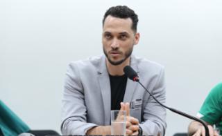 Homenagem in memoriam às vítimas do acidente aéreo da Associação Chapecoense de Futebol e em celebração à vida e superação dos sobreviventes brasileiros, no marco de dez anos da tragédia. Ex-jogador de futebol e sobrevivente do acidente aéreo da Associação Chapecoense de Futebol, Neto Zampier