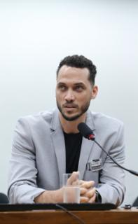 Homenagem in memoriam às vítimas do acidente aéreo da Associação Chapecoense de Futebol e em celebração à vida e superação dos sobreviventes brasileiros, no marco de dez anos da tragédia. Ex-jogador de futebol e sobrevivente do acidente aéreo da Associação Chapecoense de Futebol, Neto Zampier