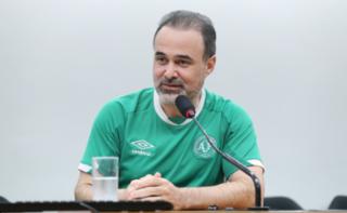 Homenagem in memoriam às vítimas do acidente aéreo da Associação Chapecoense de Futebol e em celebração à vida e superação dos sobreviventes brasileiros, no marco de dez anos da tragédia. Torcedor da Chapecoense, Cleiton Fossá