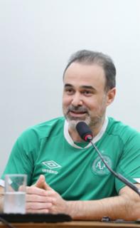 Homenagem in memoriam às vítimas do acidente aéreo da Associação Chapecoense de Futebol e em celebração à vida e superação dos sobreviventes brasileiros, no marco de dez anos da tragédia. Torcedor da Chapecoense, Cleiton Fossá
