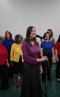 Apresentação de encerramento do primeiro semestre. Diretora da Coordenação da Biblioteca, Janice Silveira.