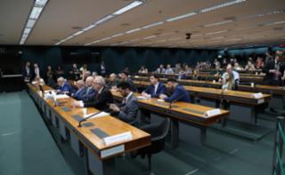 Diretrizes da política fiscal e econômica do País.,