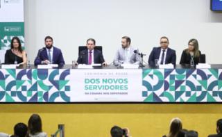 Cerimônia de Posse dos novos Servidores. Diretora do DEPES, Cristina Sabino. Secretário-Geral da Mesa, Lucas Ribeiro Almeida Júnior. Presidente da Câmara dos Deputados, Hugo Motta (REPUBLICANOS - PB). Diretor-Geral da Câmara dos Deputados, Guilherme Barbosa Brandão. Diretor Administrativo, Mauro Barreto. Chefe de gabinete da presidência, Sabá Filha de Oliveira.