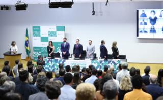 Cerimônia de Posse dos novos Servidores. Diretora do DEPES, Cristina Sabino. Secretário-Geral da Mesa, Lucas Ribeiro Almeida Júnior. Presidente da Câmara dos Deputados, Hugo Motta (REPUBLICANOS - PB). Diretor-Geral da Câmara dos Deputados, Guilherme Barbosa Brandão. Diretor Administrativo, Mauro Barreto. Chefe de gabinete da presidência, Sabá Filha de Oliveira.
