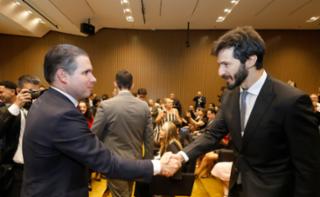 Cerimônia de Posse dos novos Servidores. Presidente da Câmara dos Deputados, Hugo Motta (REPUBLICANOS - PB). Servidor, João Paulo Ferreira Igreja Nascimento.