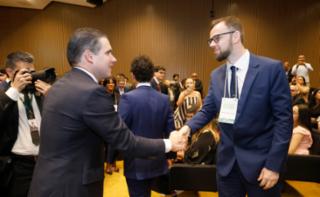 Cerimônia de Posse dos novos Servidores. Presidente da Câmara dos Deputados, Hugo Motta (REPUBLICANOS - PB). Servidor, Thiago Pires Azzolin.