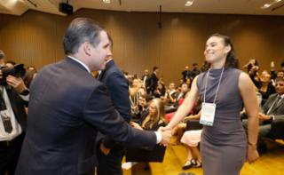 Cerimônia de Posse dos novos Servidores. Presidente da Câmara dos Deputados, Hugo Motta (REPUBLICANOS - PB) e Servidora, Tamara Moura Chaveco.