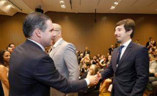 Cerimônia de Posse dos novos Servidores. Presidente da Câmara dos Deputados, Hugo Motta (REPUBLICANOS - PB) e Servidor, Marcus Vinicius Alves dos Anjos