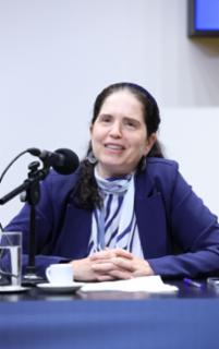 Sessão de abertura.  Diretora do Instituto de Extensão do Instituto de Ciência Política da Universidade de Brasília, Marisa Von Bülow.