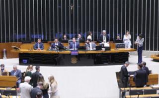 Discussão e votação de propostas legislativas. Dep. Paulo Soares (PODE - SP). Dep. Felipe Carreras (PSB - PE) e Presidente da Câmara dos Deputados, Hugo Motta (REPUBLICANOS - PE)