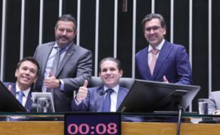 Discussão e votação de propostas legislativas. Dep. Felipe Carreras (PSB - PE). Presidente da Câmara dos Deputados, Hugo Motta (REPUBLICANOS - PB) e Dep. Isnaldo Bulhões Jr. (MDB - AL)