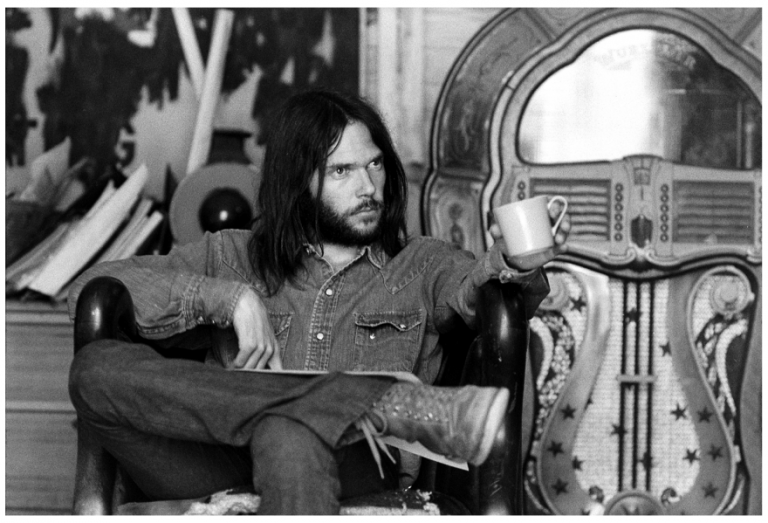 Maior músico canadense, Neil Young completa 60 anos de carreira