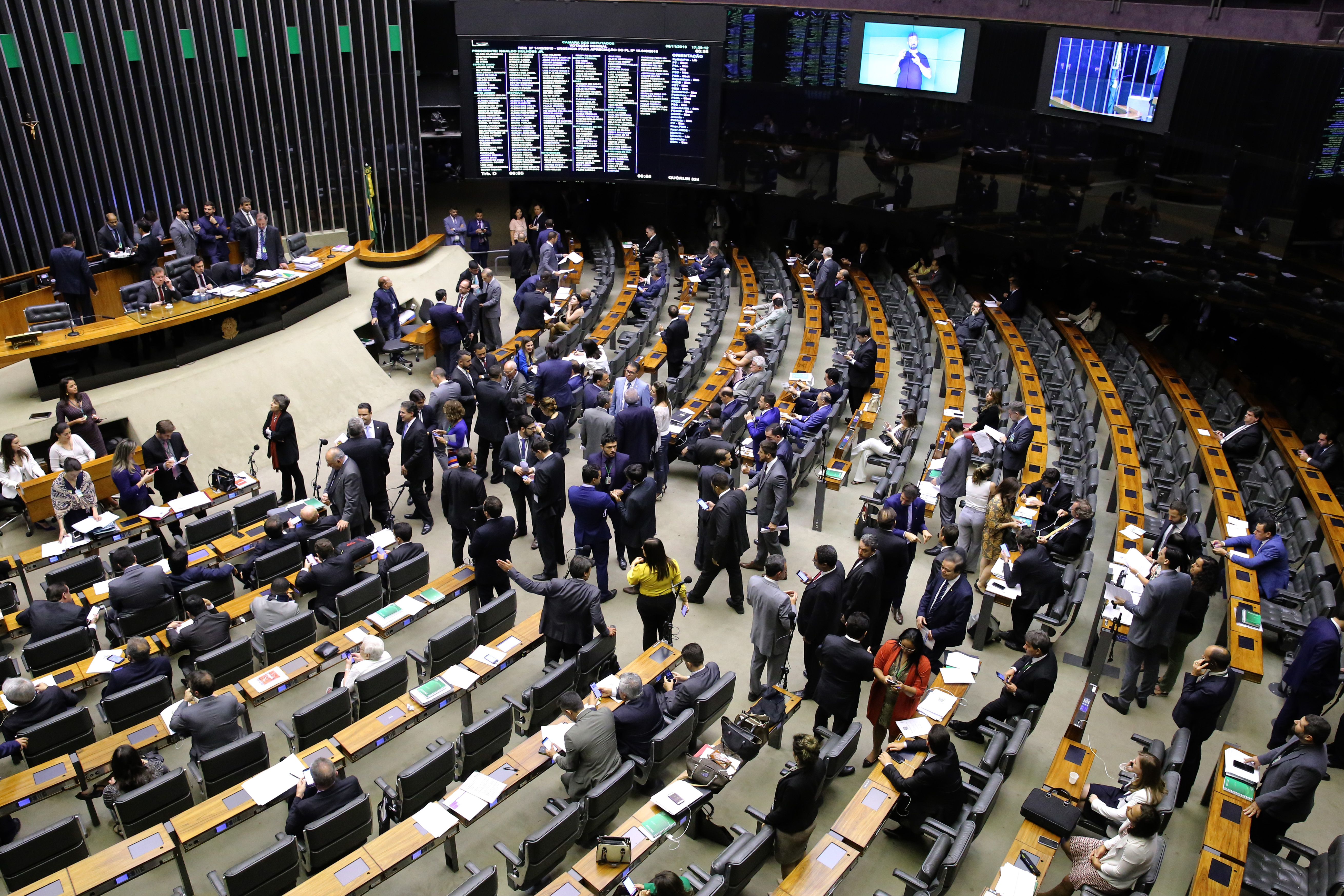 Aprovado projeto que regulamenta porte e posse de armas para caçadores e colecionadores