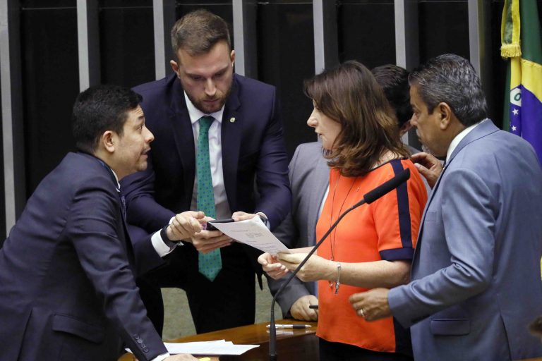 Ordem do dia para discussão e votação de diversos projetos