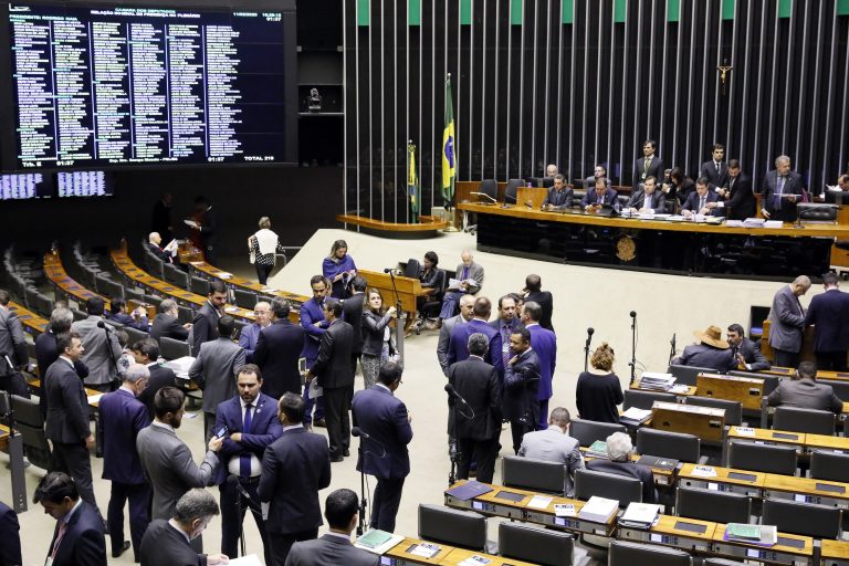 Ordem do dia para discussão e votação de diversos projetos