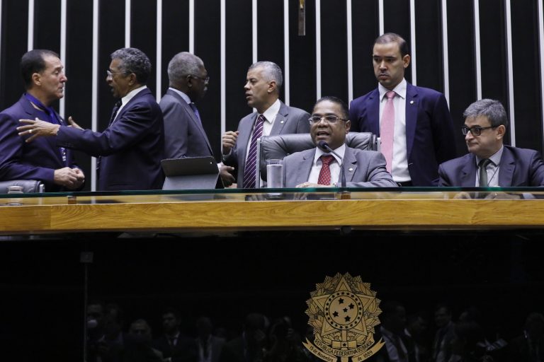 Ordem do dia para discussão e votação de diversos projetos