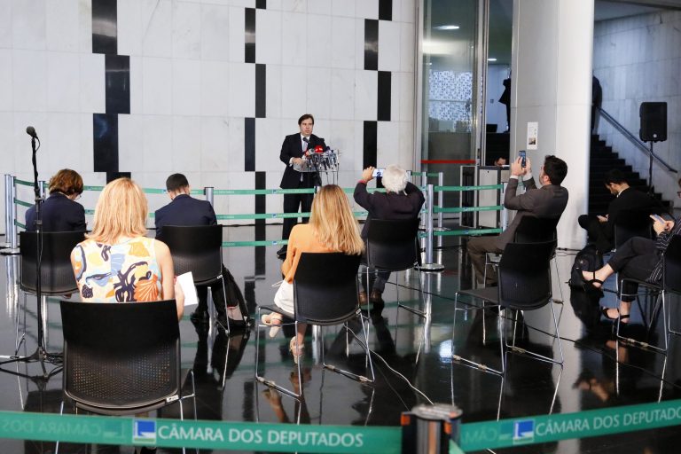 Presidente da Câmara dos Deputados, dep. Rodrigo Maia, concede entrevista coletiva sobre a crise causada pelo coronavírus.