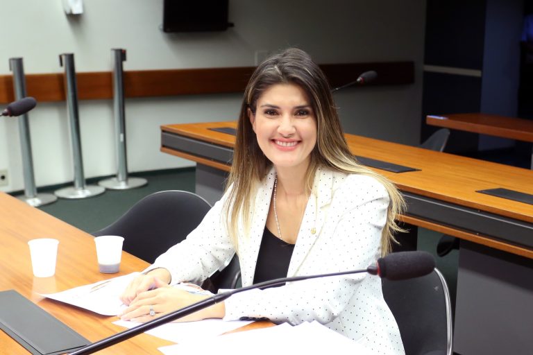 Comissão Externa destinada a acompanhar ações preventivas da vigilância sanitária e possíveis consequências para o Brasil quanto ao enfrentamento da pandemia causada pelo coronavírus - Reunião Técnica. Dep. Patricia Ferraz (PODE - AP)