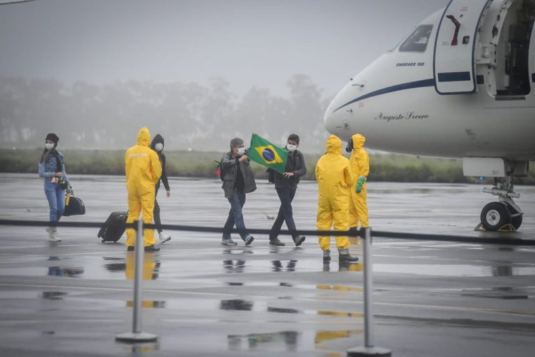 Saúde - doenças - coronavírus brasileiros repatriados China voo FAB quarentena (brasileiros chegam ao Brasil)