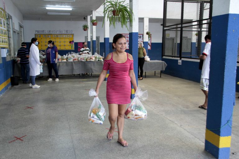 Saúde - doenças - coronavírus Covid-19 pandemia assistência social cestas básicas alimentação (programa Hora da Merenda, em Manaus-AM)
