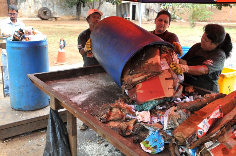 Meio Ambiente - lixo e reciclagem - resíduos sólidos dejetos limpeza urbana (cooperativa de catadores de lixo no DF faz triagem para separar lixo orgânico do reciclável)