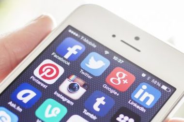 Comunicação - internet - redes sociais interatividade fake news notícias falsas conectividade usuários telefones celulares wi-fi smartphones