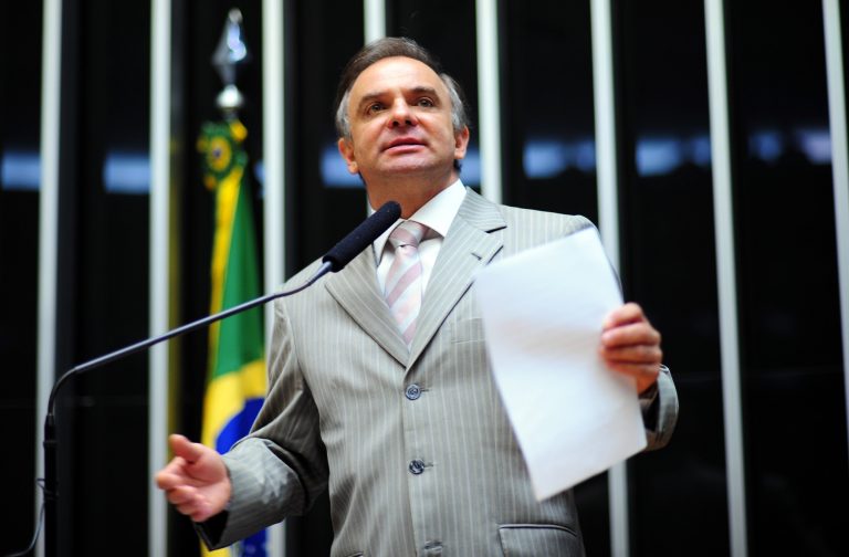 Deputado João Pizzolatti discursa no Plenário da Câmara