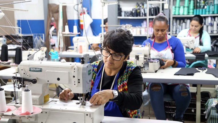 Economia - indústria e comércio - indústria têxtil fábricas roupas vestuário empregos mulheres trabalhadoras funcionárias microempresas