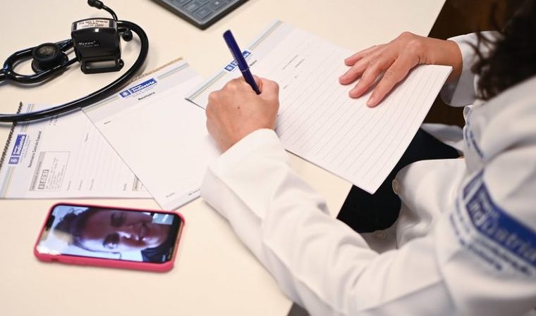 Saúde - médicos - telemedicina - teleconsulta - A médica do ambulatório da CNI, Alice Pimentel, realizando teleconsulta