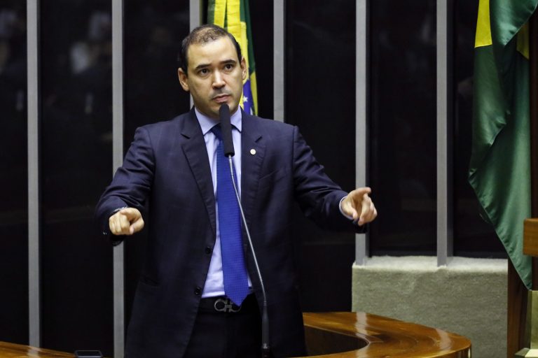 Deputado Vicentinho Júnior discursa no Plenário da Câmara