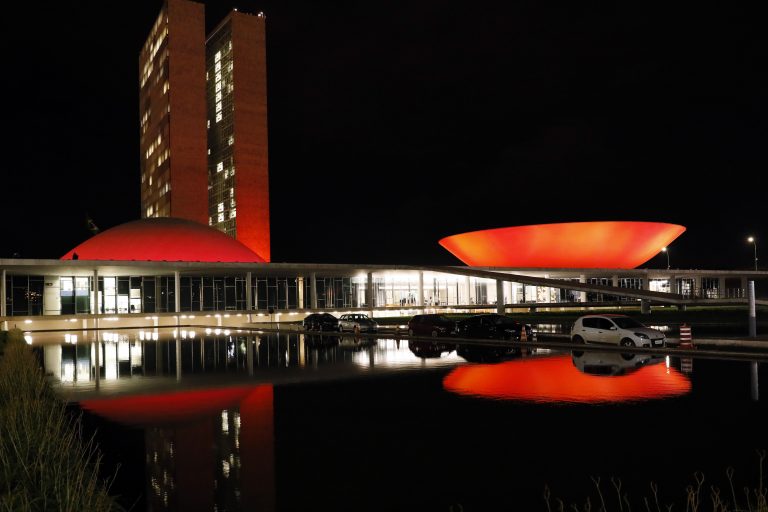 Congresso fica iluminado de vermelho em apoio à campanha de luta contra a aids