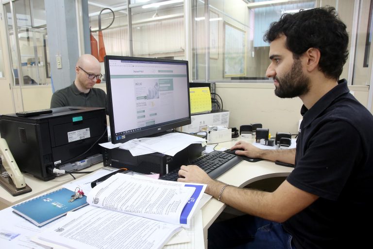 Administração - geral - burocracia carimbos funcionários servidores serviço público reforma administrativa repartição pública