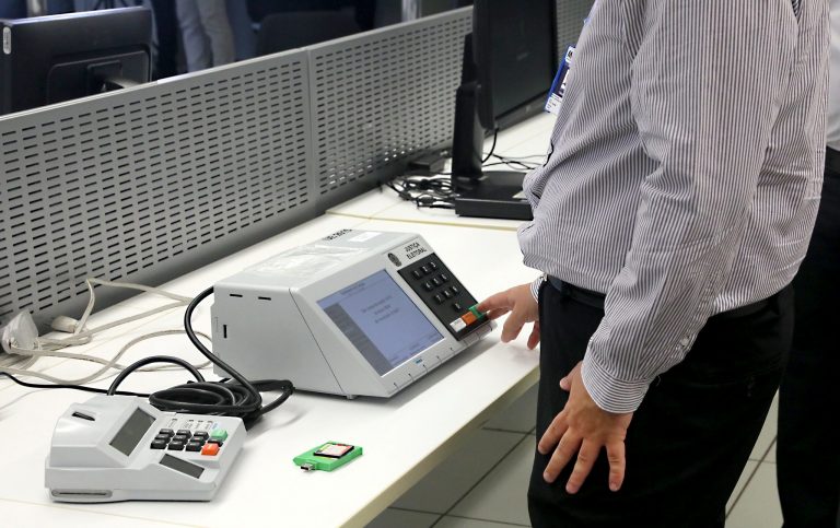 eleitor vota em urna eletrônica