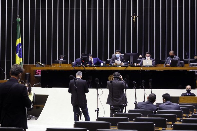 Plenário da Câmara com poucos deputados durante sessão remota de votação