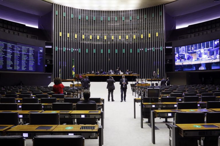 Plenário da Câmara com poucos parlamentares