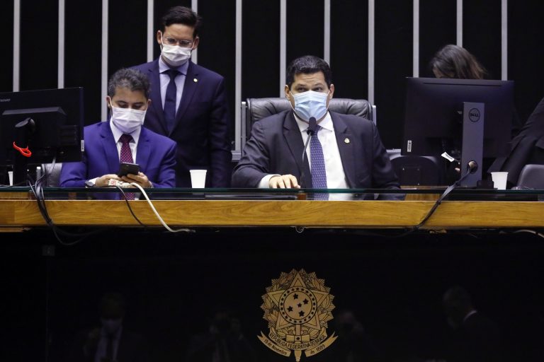 Presidente do Senado, Davi Alcolumbre, comanda a votação dos vetos