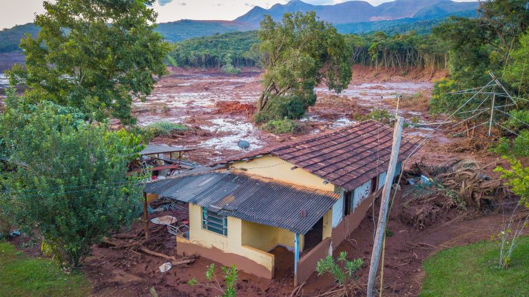 Casa cercada de lama em Brumadinho-MG