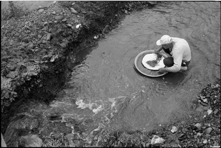 Economia - geral - mineração garimpos garimpeiros ouro minérios devastação contaminação poluição mercúrio