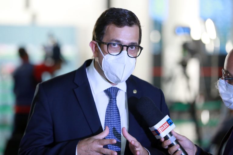 Deputado Gervásio Maia usa máscara facial e concede entrevista a emissora de TV