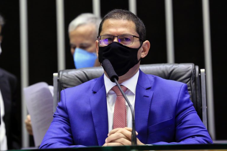 Deputado Marcelo Ramos fala ao microfone no Plenário da Câmara