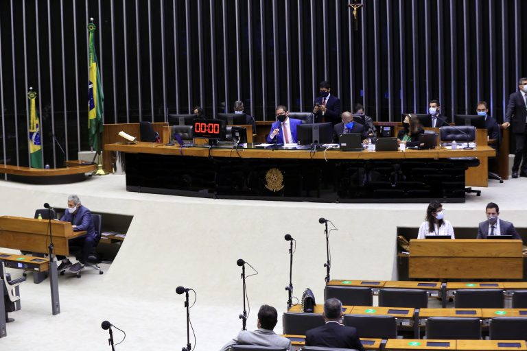 Deputados reunidos no Plenário da Câmara