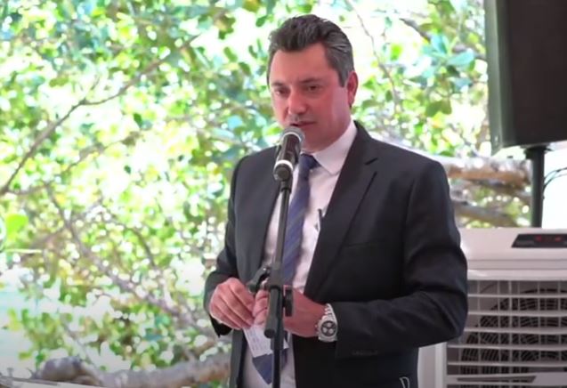 Deputado Sérgio Souza está em pé falando ao microfone