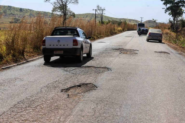 Estrada com buracos no asfalto