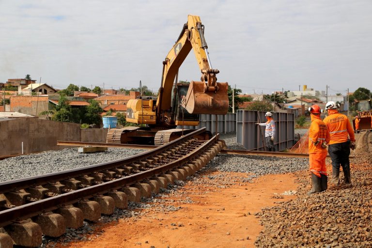 Operários trabalham na construção de uma ferrovia